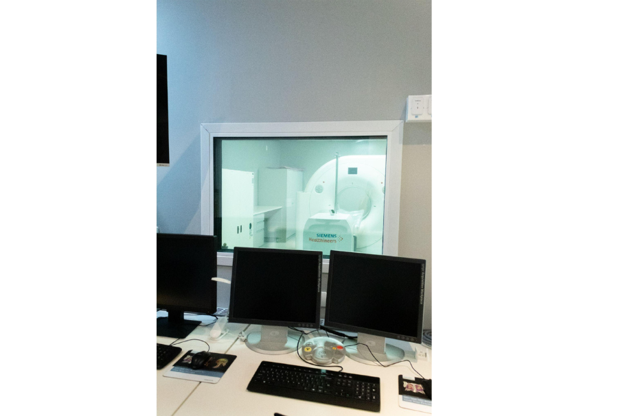 Clinica imagem Ponta Grossa | Imagem máquina de scan e mulher