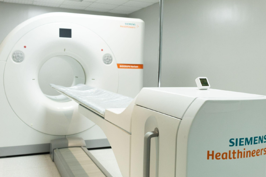 Clinica imagem Ponta Grossa | Imagem máquina de scan e mulher